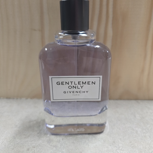 Givenchy - Picture 3 of 3